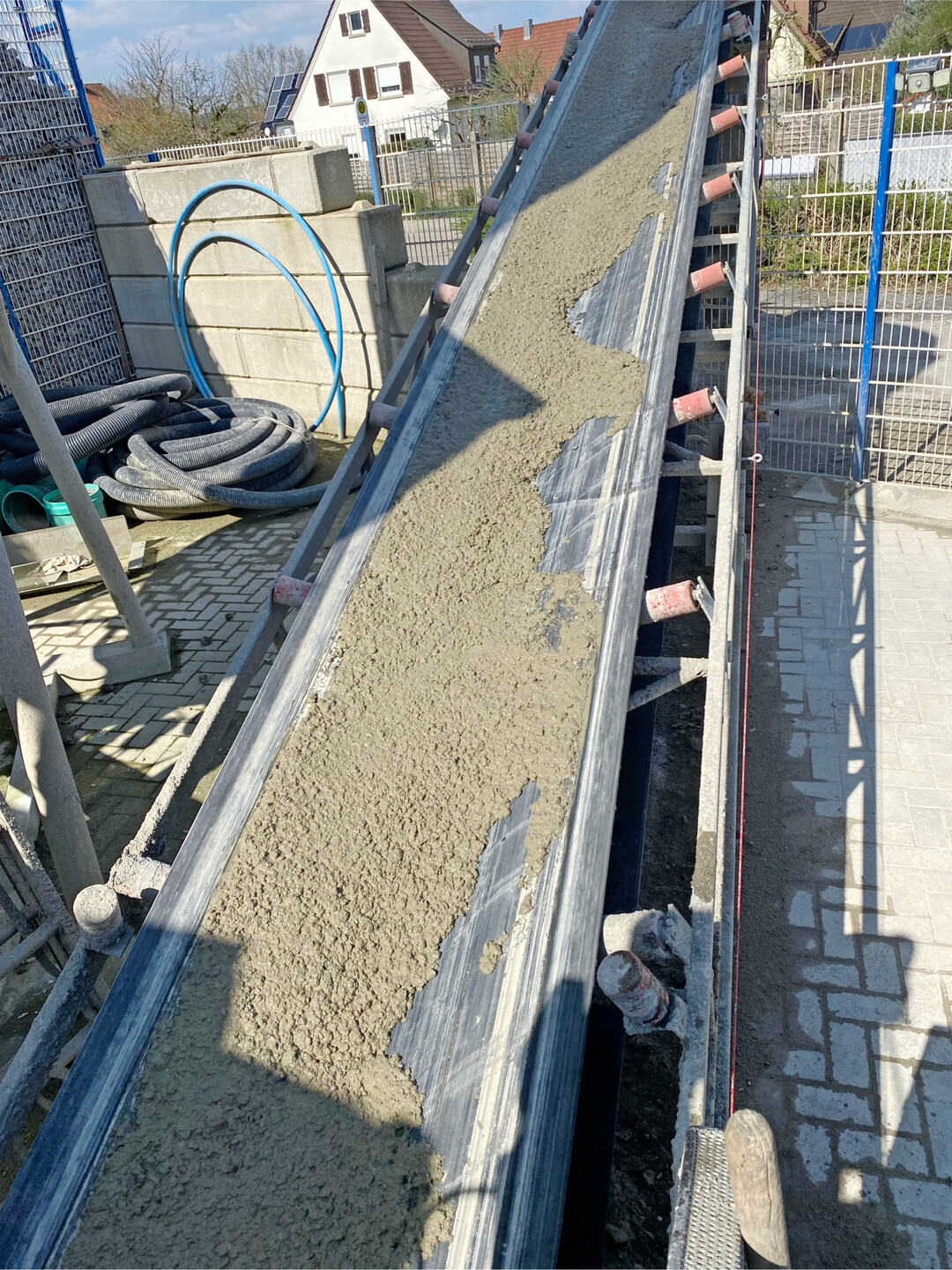Ein Blick auf das Frderband mit frisch angemischtem Fertigbeton. Nach Dienstschluss erfolgt eine wasserlose Selbstreinigung. Mit etwas regelmiger Pflege lsst sich die Anlage dauerhaft funktionstchtig halten.