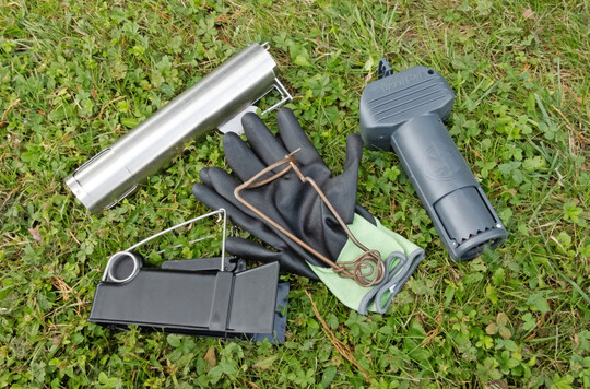 Für die Bekämpfung der Wühlmaus werden unterschiedliche Kasten- und Schlagfallen angeboten. Zum Schutz vor übertragbaren Krankheiten wie Tularämie sollten dabei stets Handschuhe getragen werden.