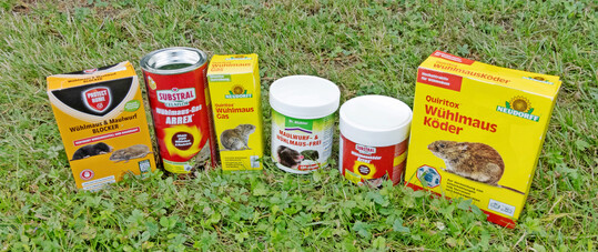 Über den Produktnamen allein lässt sich meist keine sichere Zuordnung bei Wühlmaus-Produkten treffen. Die vier Präparate links sind Vergrämungsprodukte, dem folgt ein Giftköder, ganz rechts die Nachfüllpackung eines Blutgerinnungshemmers.