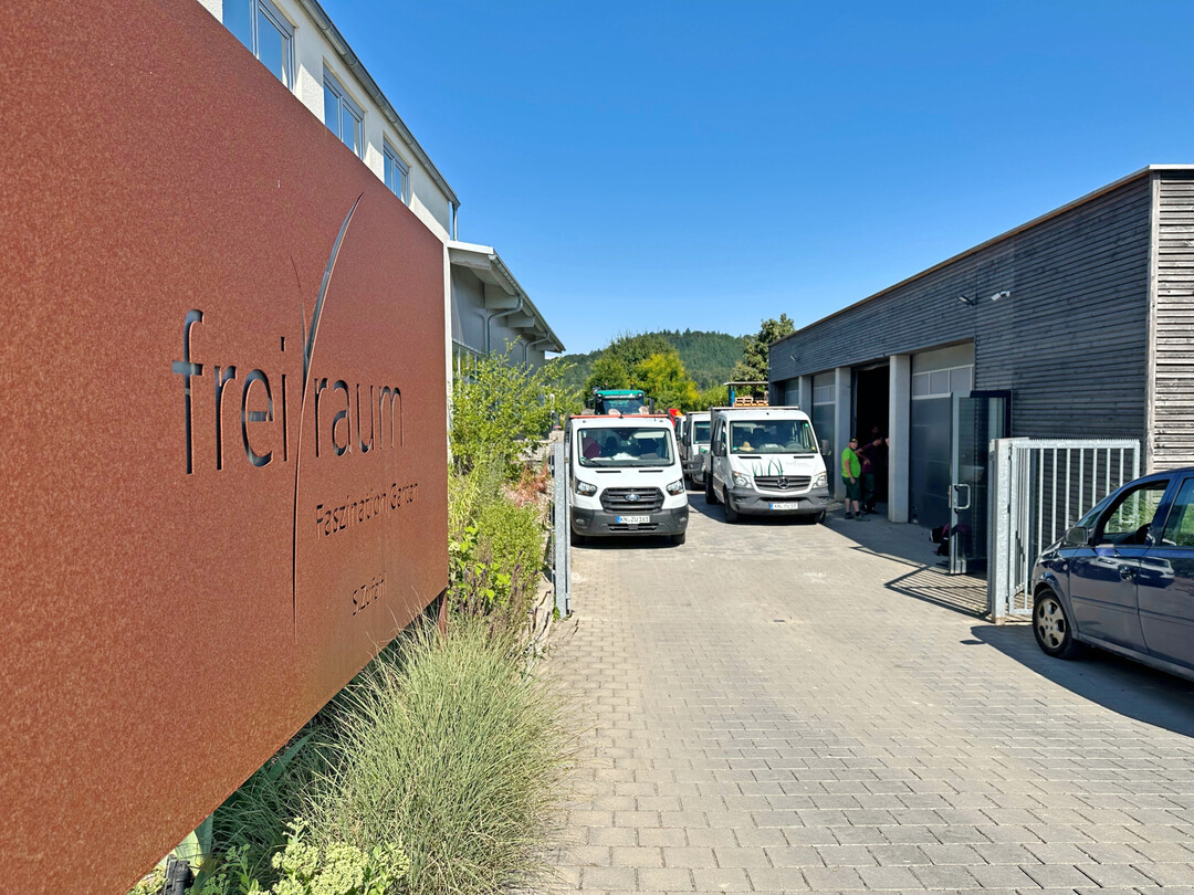 Die Logistik hat Zufahl hinter dem Schaugarten versteckt.