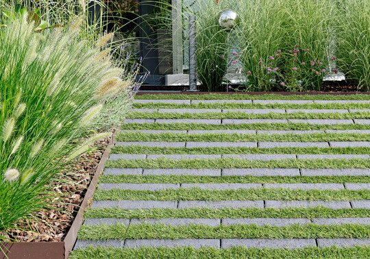Greenline Pro-Rasenfugenstein mit schmalen Steinstreifen