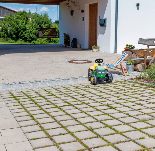 Carre-Rasenfugenstein mit Microfase und Verschiebesicherung