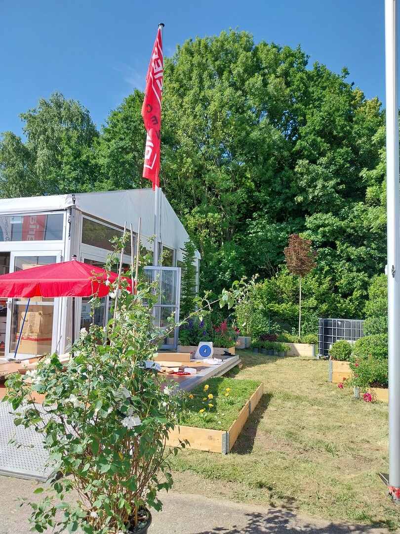 Der Stand von Birchmeier wird dekoriert mit Stauden und Gehlzen von der nahen Baumschule Oberdorla (leihweise). Vertriebsleiter Peter Hlzer ist Grtner - da kommt etwas anderes nicht infrage!
