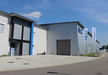 Die hochwertigen und modernen Schachtabdeckungen aus Faserverbund kommen gleich mehrfach auf dem neuen Standortgelnde des KHK-Kunststoffhandels zum Einsatz.