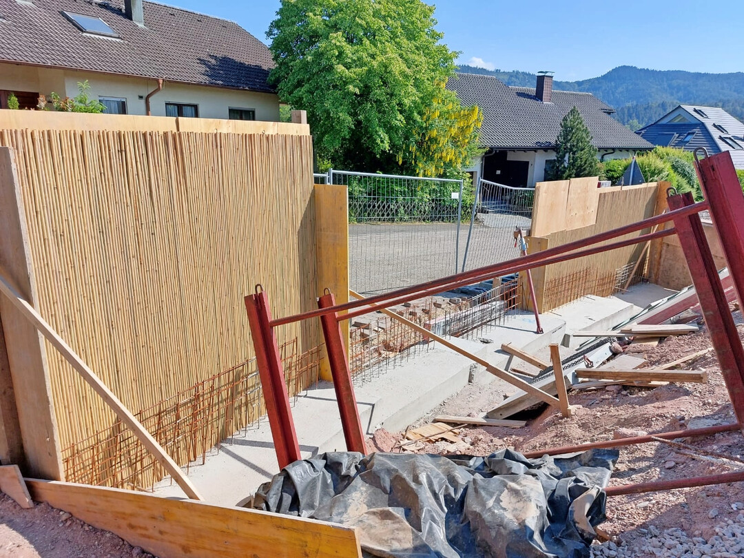 Bambusmatten in der Schalung sorgen spter fr die Oberflchenstruktur einer Betonmauer