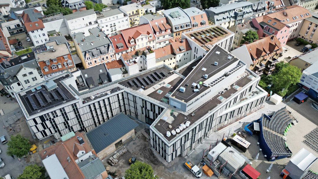 Das neue Gebude der Bibliothek und der Brgerdienste Jena ist mit seinen genutzten Dachflchen ein kommunales Vorbildobjekt.