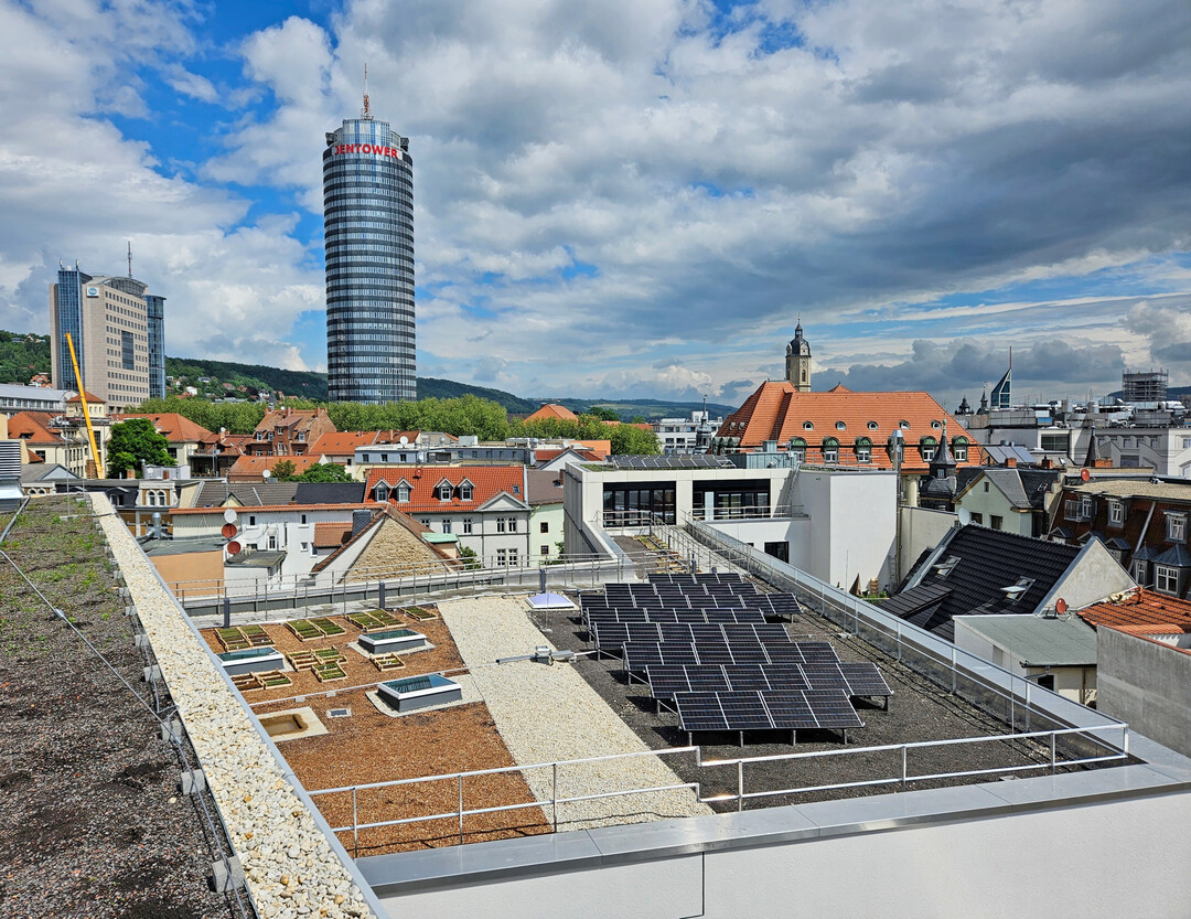 Photovoltaikanlagen befinden sich in mehreren Dachbereichen und erzeugen zusammen rund 30 kWp Strom.