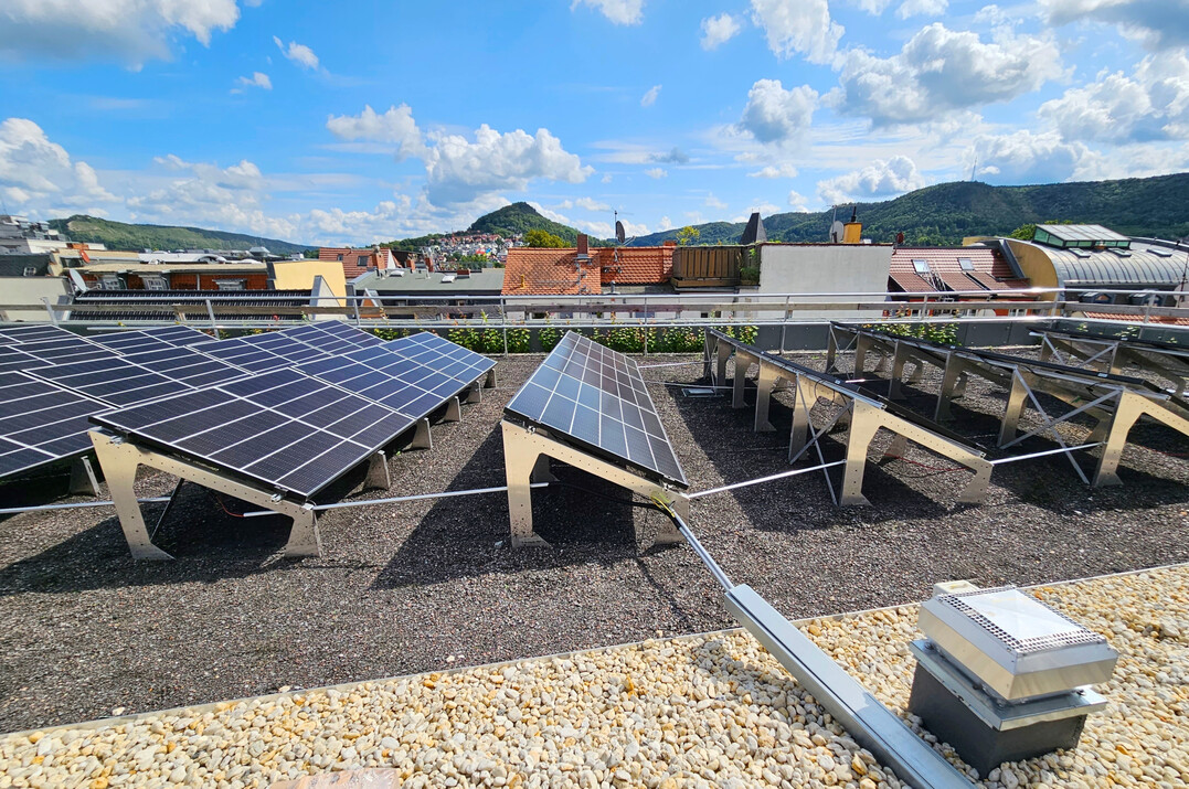 Die Photovoltaikanlage ist dank der Solarbasisplatten SB 200 auflastgehalten in den Begrnungsaufbau integriert.