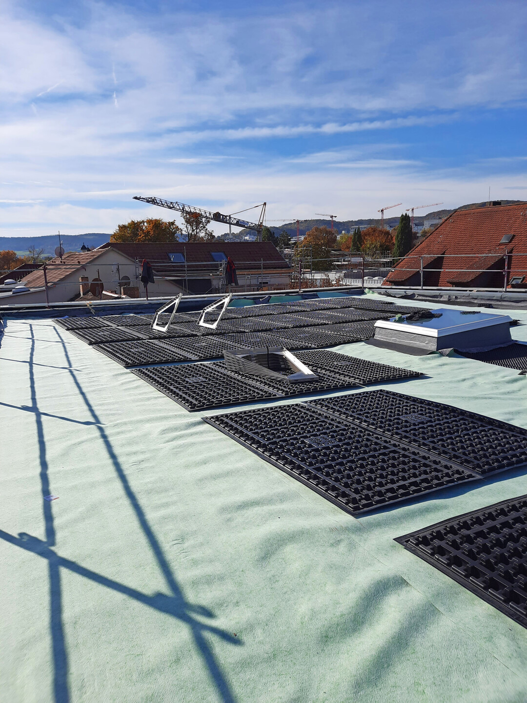 Die Solarbasisplatten SB 200 wurden auf der abgedeckten Drnschicht positioniert und mit den Solargrundrahmen bestckt.
