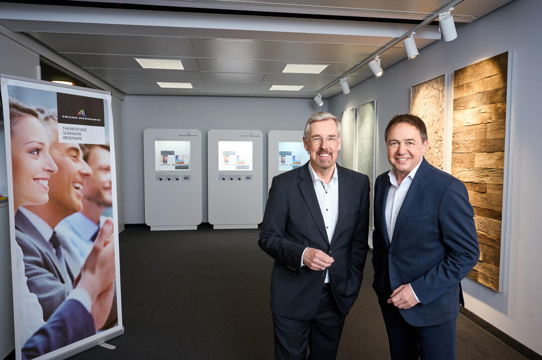 Heiner Hans bergibt die Leitung der internationalen TRILUX Akademien nach zwlf Jahren an Christof Volmer (rechts im Bild).