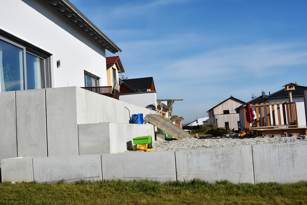 Winkelsteine oder regionaler Betonstein  auch Hangsicherungen lassen sich attraktiver und zugleich nachhaltiger gestalten.