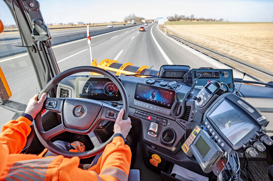 Für den Einsatz im Lkw-Führerhaus gibt es klare Regeln. Der BGL weist in einem Merkblatt darauf hin, was aktuell gilt.