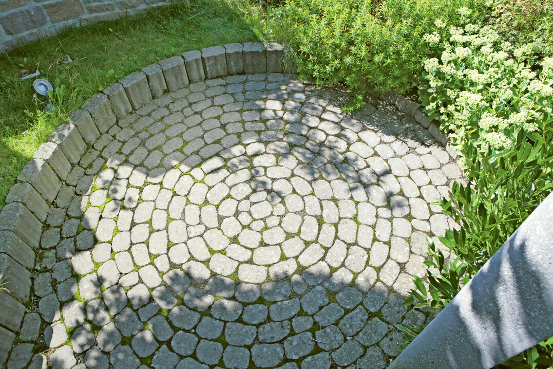 Für Arena stand ein Spaltwackenstein in der Ulmer Altstadt Pate.