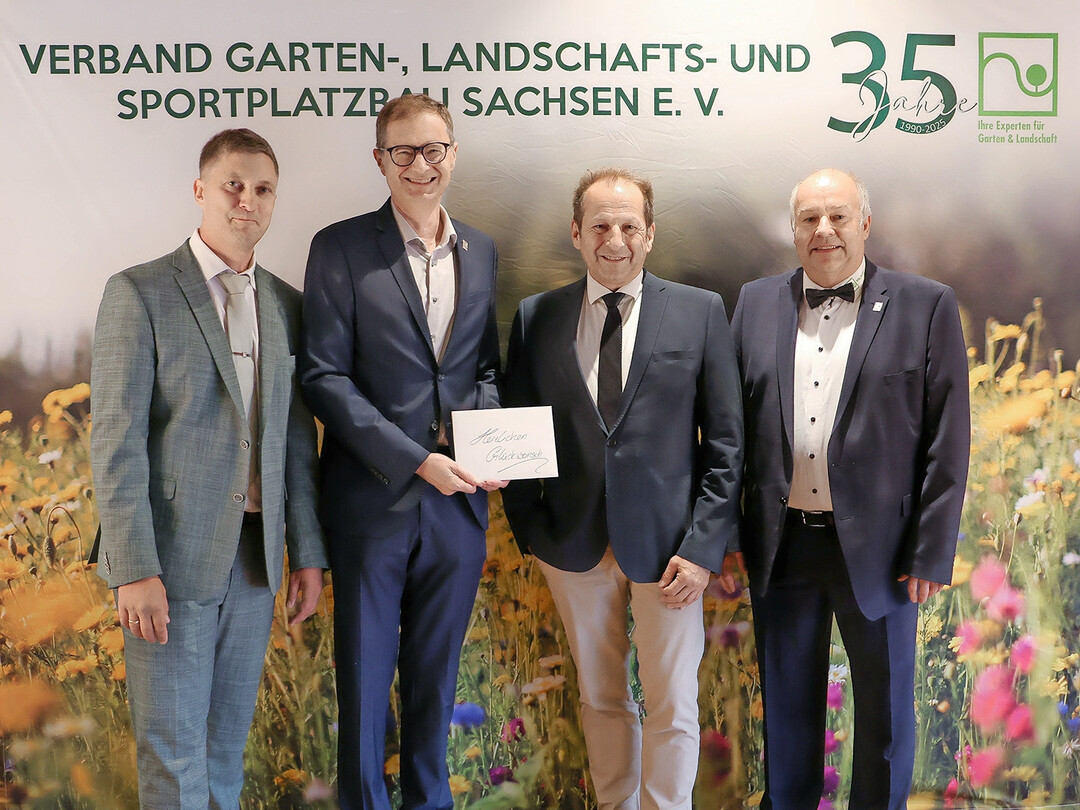 BGL-Hauptgeschftsfhrer Guido Glania und BGL-Prsident Thomas Banzhaf (2.v.r.) gratulierten dem VGL Sachsen mit Andreas Wehle (r.) und Axel Keul (l.)