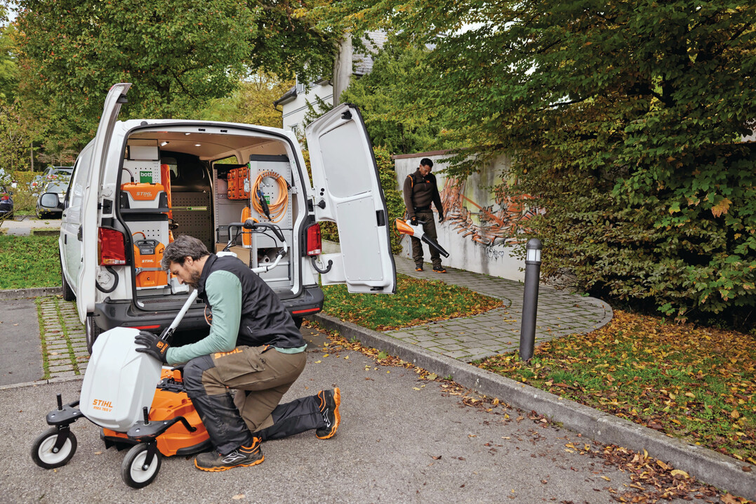 Stihl-voll unterwegs: Eine Fahrzeugeinrichtung für Kastenwagen ist der „bott vario3 powered by Stihl“ mit Ladegeräten für Akkus aus dem AP-System.