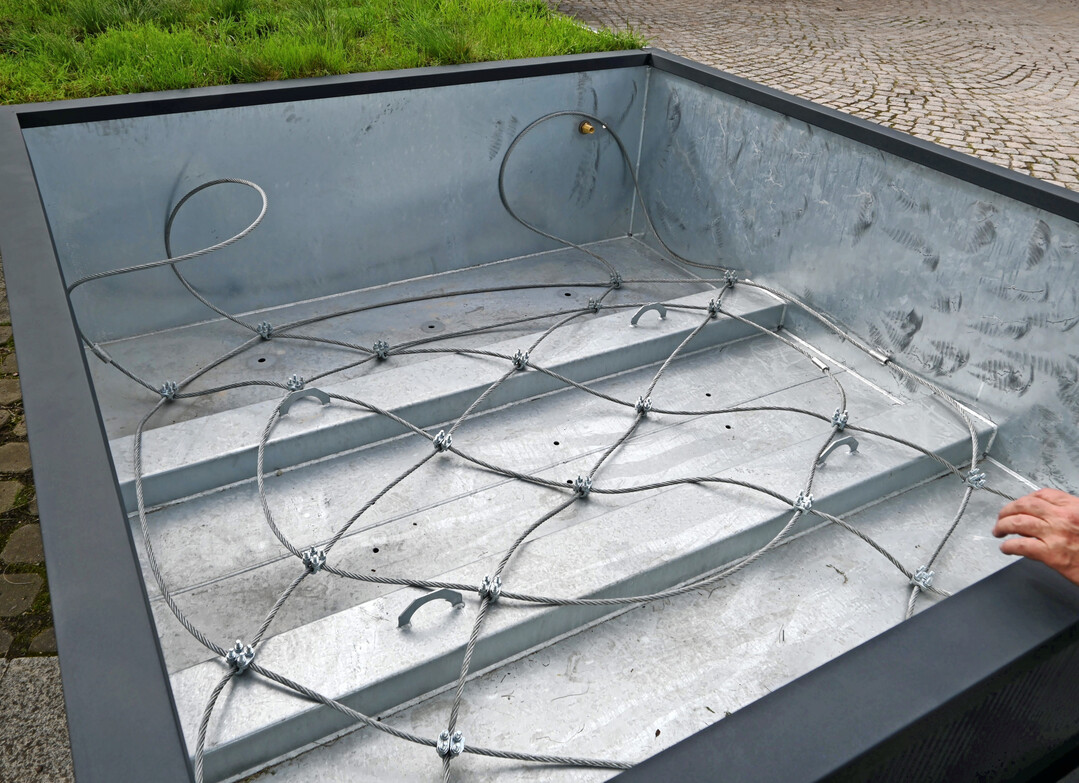 Mit einem Netz aus Edelstahl lassen sich die Wurzelballen zur gegebenen Zeit wie in der Baumschule herausheben und umpflanzen.