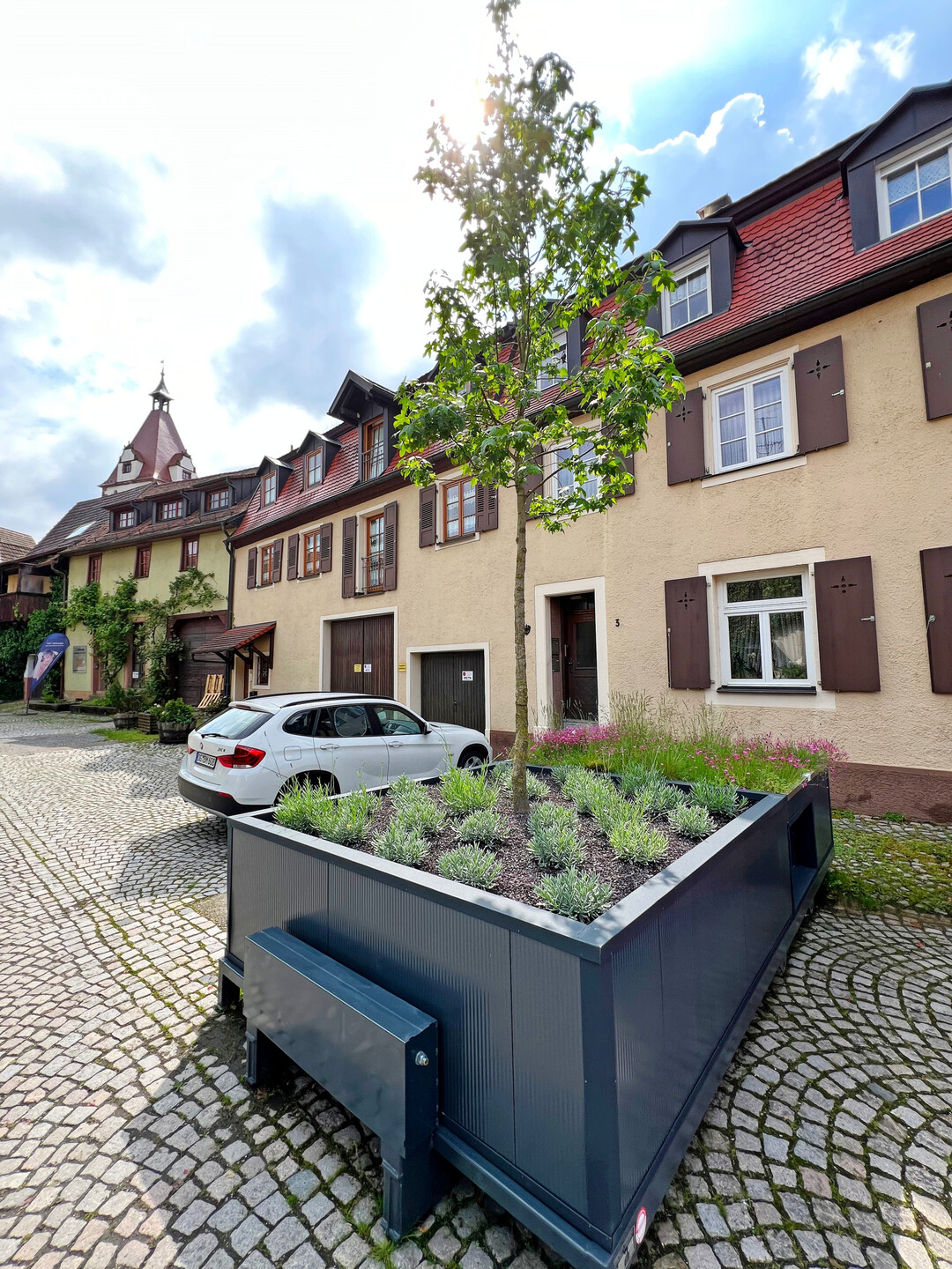Mittels Hakensystem lassen sich die Container einfach und flexibel an einen anderen Standort schaffen. 