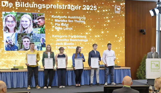 Den 9. BGL-Bildungspreis verlieh BGL-Vizeprsident Matthias Lsch (ganz rechts) an diese sechs Landschaftsgrtnerinnen und Landschaftsgrtner fr exzellente Leistungen in Ausbildung, Fortbildung und Ehrenamt (v. l.): Mika Lerch (Thomas Heumann GmbH Gartenanlagen, VGL Baden-Wrttemberg), Pia Mayr (Garten Reichl, VGL Bayern), Marieke ten Thoren (grngrund GmbH, VGL Nordrhein-Westfalen), Jennifer Bencivenga (BB Gartengestaltung GmbH, VGL Baden-Wrttemberg), Jack Bostin (Bitzer und Bernhard GmbH, VGL Bayern), Fabian Tichelofen (GartenLandschaft Berg & Co GmbH, VGL Rheinland-Pfalz und Saarland).