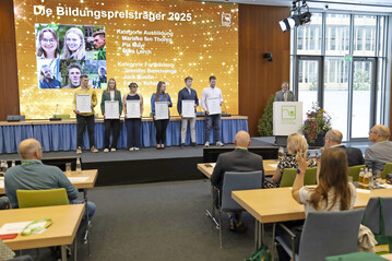 Den 9. BGL-Bildungspreis verlieh BGL-Vizeprsident Matthias Lsch (r.) an sechs junge Landschaftsgrtnerinnen und Landschaftsgrtner.
