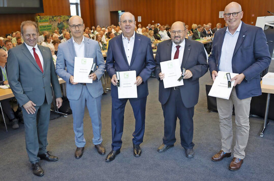 Die Goldene Ehrennadel fr ihr herausragendes ehrenamtliches Engagement erhielten aus den Hnden von BGL-Prsident Thomas Banzhaf (v. l.): Uwe Keller-Tersch, Martin Gaissmaier, Gerhard Zh, und Mirko Martensen.