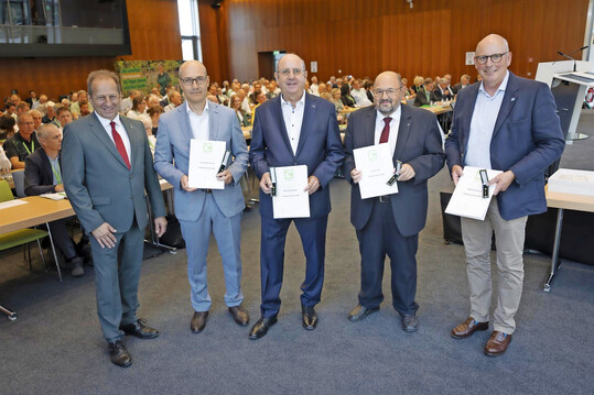 Die Goldene Ehrennadel für ihr herausragendes ehrenamtliches Engagement erhielten aus den Händen von BGL-Präsident Thomas Banzhaf (v. l.): Uwe Keller-Tersch, Martin Gaissmaier, Gerhard Zäh, und Mirko Martensen.