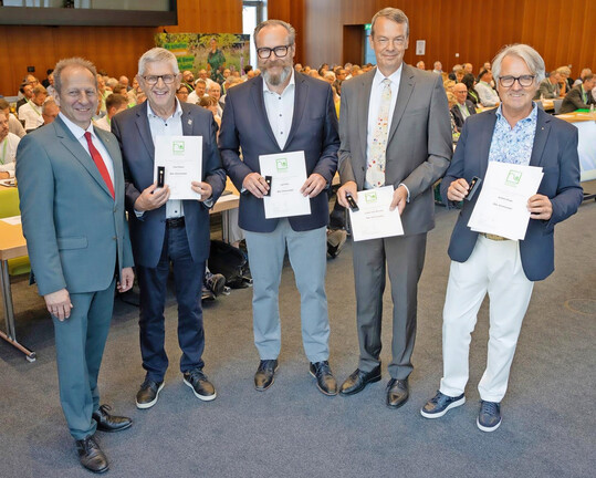 BGL-Prsident Thomas Banzhaf (1. v. l.) zeichnete in Berlin vier ehemalige BGL-Prsidiumskollegen mit der BGL-Ehrennadel aus (v. l.): Paul Saum, Jan Paul, Lutze von Wurmb, Achim Kluge.