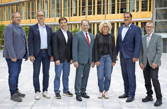 Das BGL-Prsidium nach den Wahlen beim 16. Verbandskongress in Berlin (v. l.): Armin Knauer, Manfred Hansel, Benjamin Ksters, Thomas Banzhaf, Uschi App, Thomas Bchner, Matthias Lsch