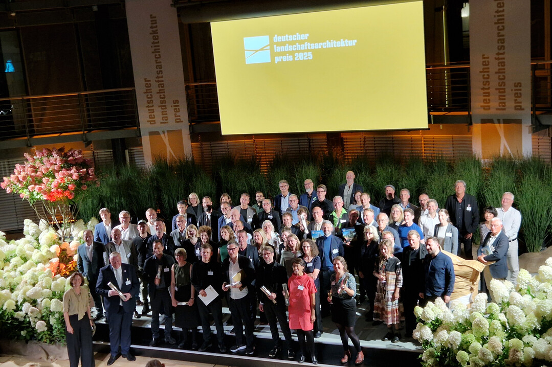 Das Allianz-Forum am Pariser Platz in Berlin stand am 12. September ganz im Zeichen von grüner Planung: Dort fand die Preisverleihung des "Arla", des Deutschen Landschaftsarchitektur-Preises 2025 statt.