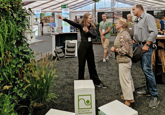 Auch Privatleute informierten sich am Stand des FGL S.-H. und des FGL HH über die Möglichkeiten, die eigene Fassade zu begrünen.