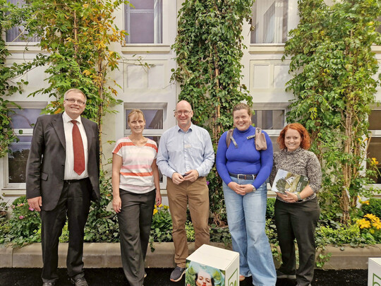 Der Stand weckte das Interesse zahlreicher Entscheider aus Politik und Kommunalverwaltung. Hier v. l.: Der Kieler Tiefbauamtsleiter Peter Bender, Petra Holtappel vom Grünflächenamt Kiel, Thomas Narzynski vom FGL S.-H., Alke Voß, Kieler Dezernentin für Umwelt, Klimaschutz und Mobilität, und Martina Baum, Leiterin des Kieler Referates für Klimaanpassung.
