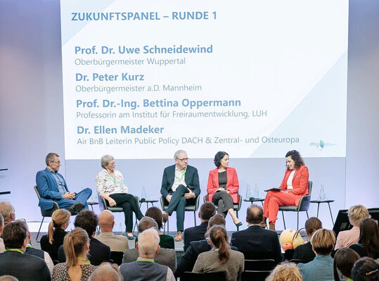 Zukunftspanel mit Vertreterinnen und Vertretern aus Politik, Wissenschaft und Touristik, v. l.: Uwe Schneidewind, Dr. Peter Kurz, Prof. Bettina Oppermann, Ellen Madeker und Moderatorin Katie Gallus