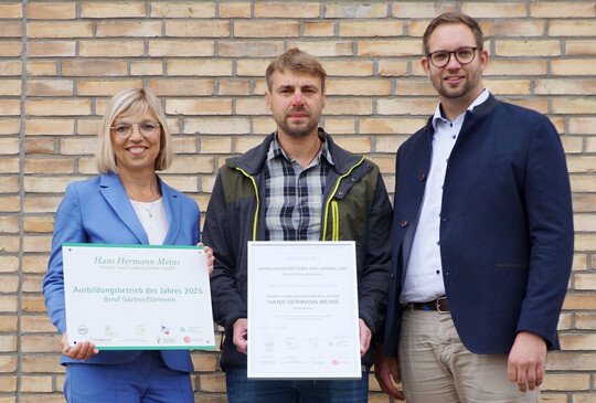 Benjamin Marks (Mitte), Geschftsfhrer der Hans Hermann Meins Garten- und Landschaftsbau GmbH in Ahrensburg, Ute Volquardsen, Prsidentin der Landwirtschaftskammer Schleswig-Holstein, und Stefan Momsen, Prsidiumsmitglied des FGL Schleswig-Holstein