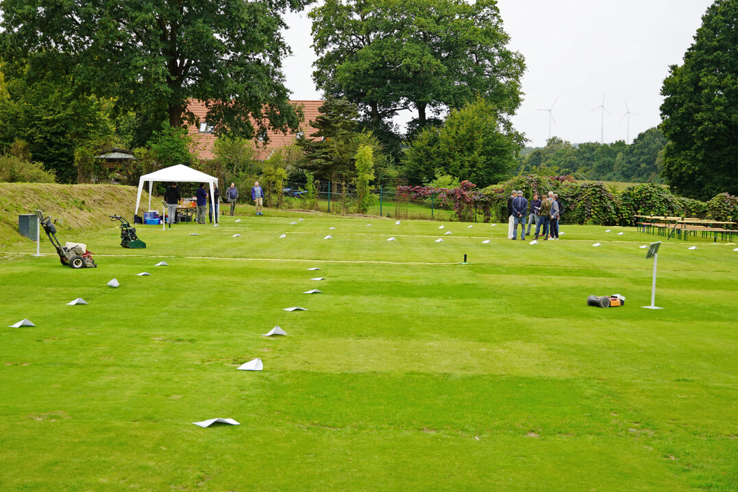 F�r die Er�ffnung hatte das Team die verschiedenen Versuchsparzellen markiert und die entsprechenden Messger�te vorbereitet.
