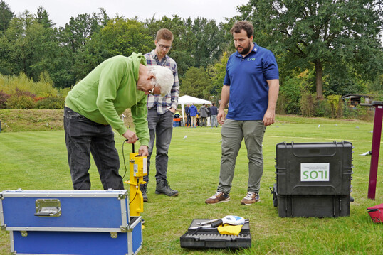 Bei der Er�ffnung konnten interne Angeh�rige der HS Osnabr�ck sowie die G�ste die Messger�te ausprobieren. Dabei erhielten sie Einblicke in aktuelle Forschungsprojekte.