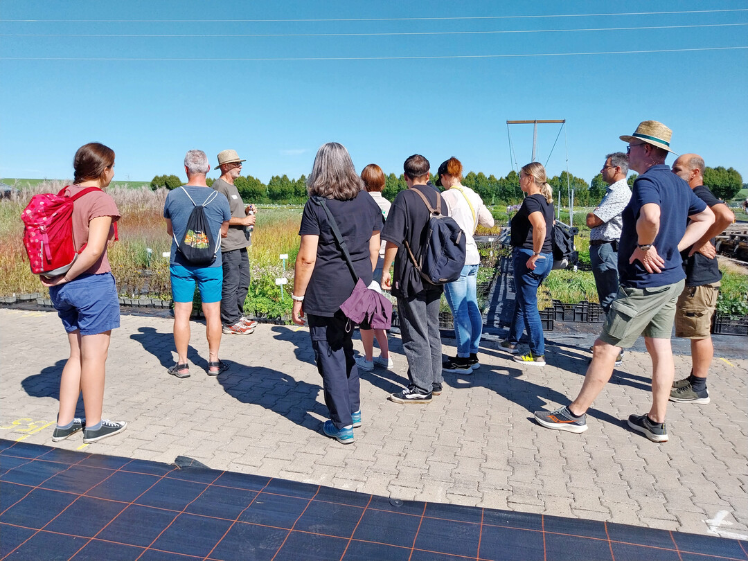 Jochem Turba (3. v. l.), einer der Betriebsjubilare, fhrte durch den Betrieb.