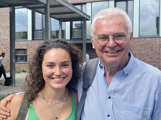 Ingo Beran mit seiner Enkelin Hanna Beran bei deren Lossprechung