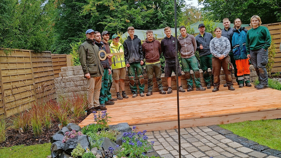 Feierliche bergabe des fertiggestellten Gartens an Heinrich Donatus Prinz und
Landgraf von Hessen (links) durch die Auszubildenen