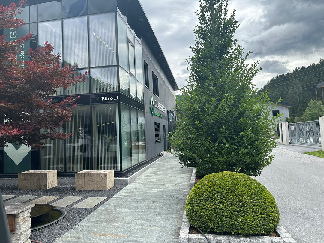 In Flieerau, im engen Inntal bei Landeck, haben die Grasbergers ihren Sitz.