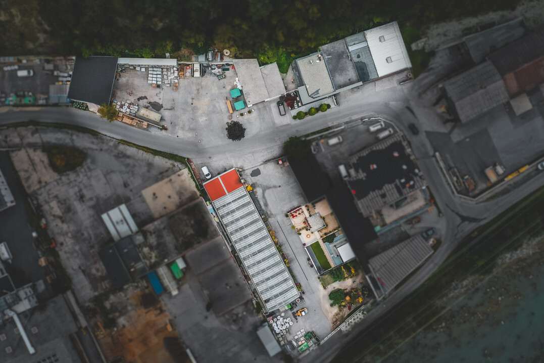 Ebene Flche ist in Tirol knapp. So ist auch das Betriebsgelnde in Flieerau knapp bemessen.