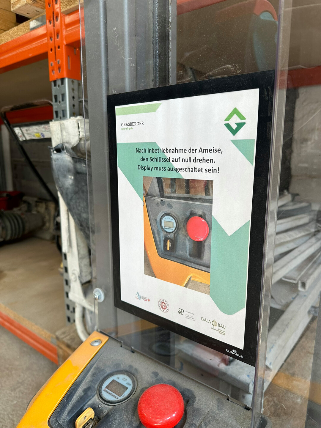 Hinweistafeln und QR-Codes zu Tutorials erhhen die Sicherheit und reduzieren den Verschlei.