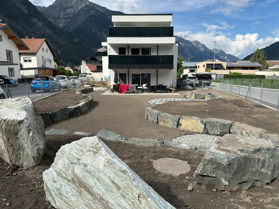Auf einem exponierten Grundstck in Landeck hat Grasberger mit groen Steinen gearbeitet und eine deutlich von den umgebenden Grten abweichende Art der Gestaltung gewhlt. Das lste spannende Reaktionen aus.