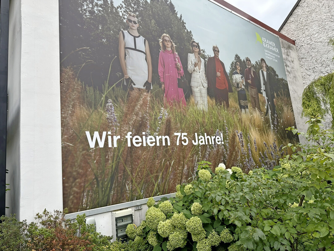 Mit den Bohnenbaums, Avatare, die das Unternehmen nutzt, feiert kramer und kramer Geburtstag.