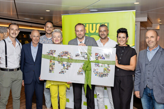 Barbara (2.v.r.) und Peter Hussl (m.) konnten zusammen mit der Grndergeneration Brigitte (4.v.l.) und Josef Hussl (2.v.l.) sowie Famile und Wegbegleitern den 50. Unternehmensgeburtstag feiern.