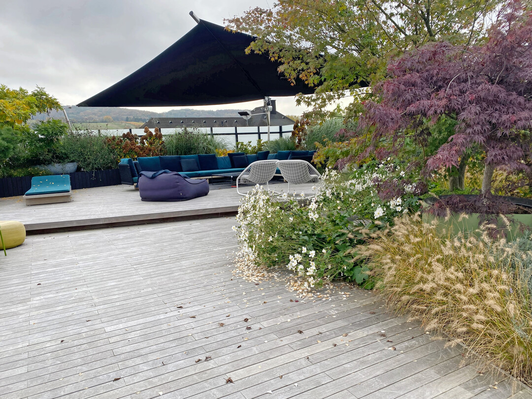 Das Dach diehnt gleichzeit als Ausstellungsfläche und Aufenthaltsort.