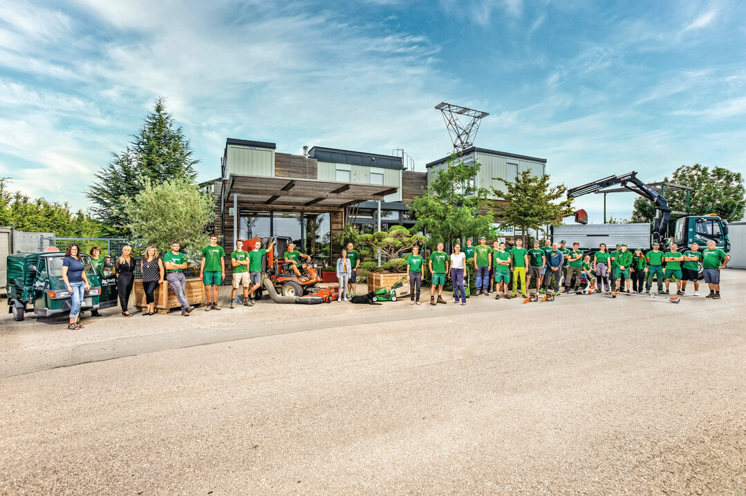 Das Team (Stand 2019) vor markanter Architektur; im Hintergrund der 15 m hohe Kletterturm