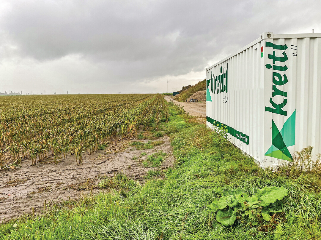 Flaches Land: Ein Container weist auf die Firma am Rande des Ortes hin.