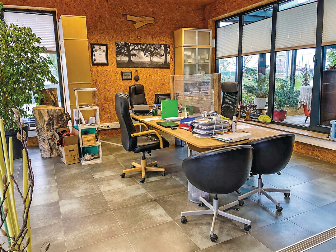 Aus dem hellen Bro verwaltet Marcel Kreitl Betrieb und Schulungseinrichtung.