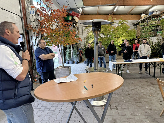 Daniel Steuder (l.) und Benedikt Schradi (2.v.l.) wollten von den Teilnehmern wissen, welche Wünsche sie an eine Schutz-Genossenschaft haben.
