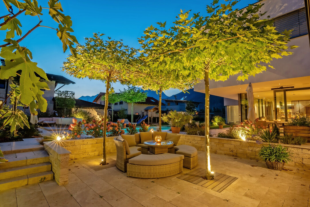 Hotelanlagen und hochwertige Privatgrten bilden das Portfolio.