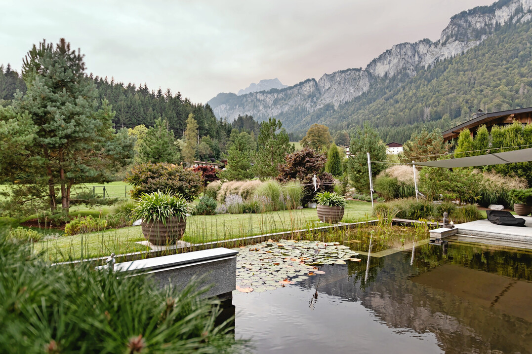 Hotelanlagen und hochwertige Privatgrten bilden das Portfolio.